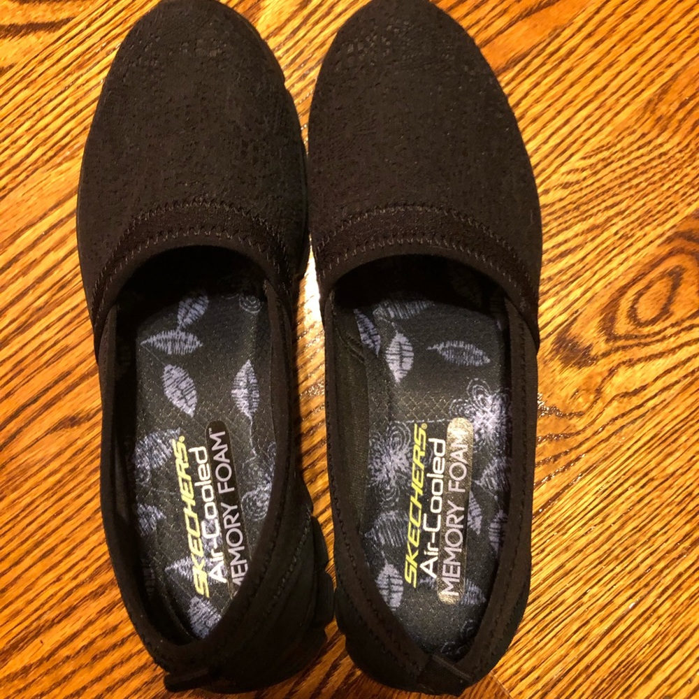 New Skechers size 8.5 with memory foam